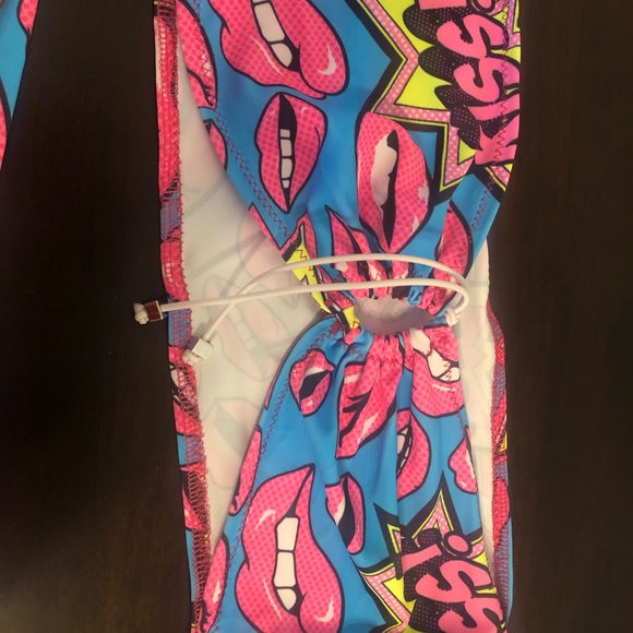 Bikini - Picture 3 of 3